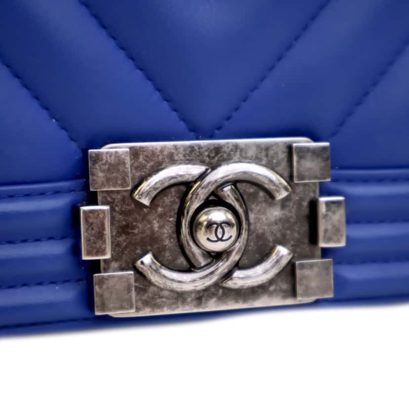 Chanel Old Medium Chevron Calfskin Boy Flap Blue Leather Very good condition - Model View