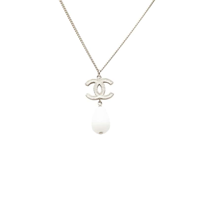Chanel CC Brass Faux Pearl Pendant Necklace Silver Metal Very good condition - Front View