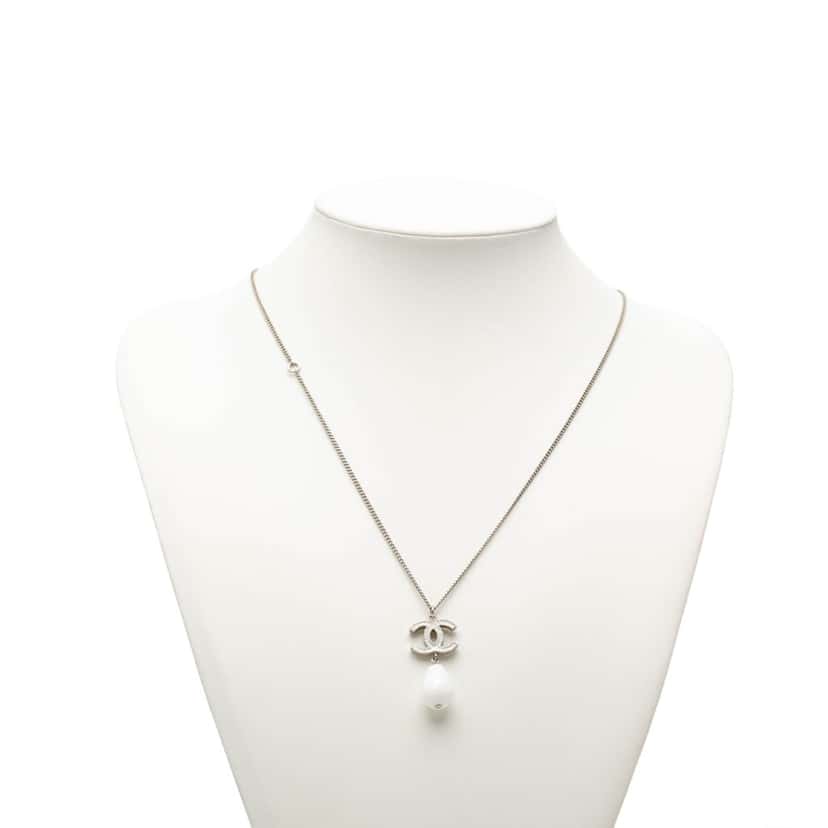 Chanel CC Brass Faux Pearl Pendant Necklace Silver Metal Very good condition - Box View
