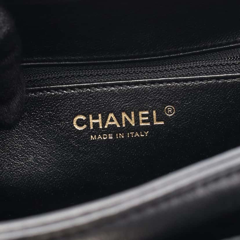 Chanel Large Caviar CC Filigree Vanity Case Black Leather Very good condition - Model View