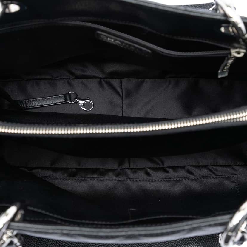 Chanel Caviar Grand Shopping Tote Black Leather Very good condition - Model View