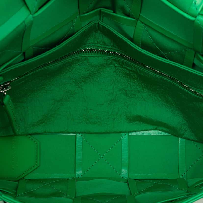 Bottega Veneta Small Paper Calfskin Intrecciato Cassette Crossbody Green Leather Very good condition - Model View