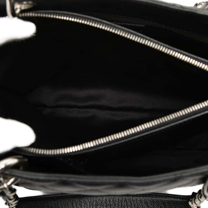 Chanel Caviar Grand Shopping Tote Black Leather Very good condition - Model View