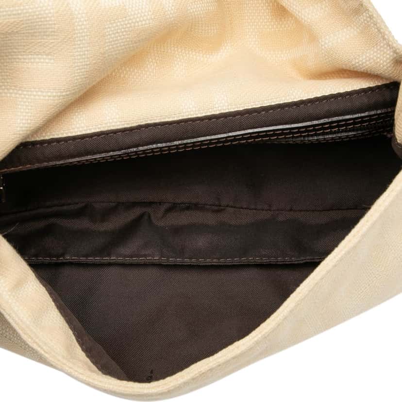 Fendi Zucca Canvas Baguette Beige Very good condition - Model View