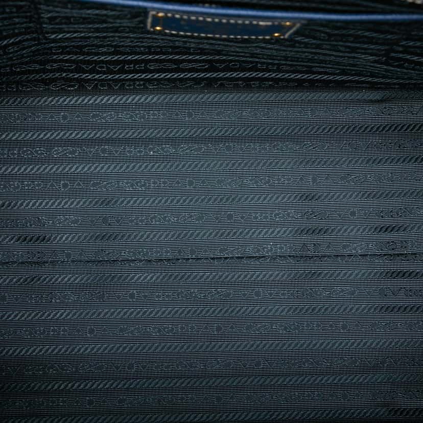 Prada Saffiano Lux Shopping Tote Blue Leather Very good condition - Model View