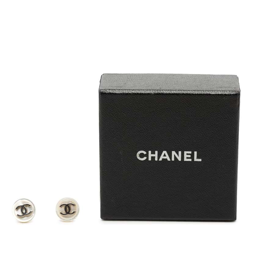 Chanel CC Brass Faux Pearl Round Push Back Earrings Silver Very good condition - Model View