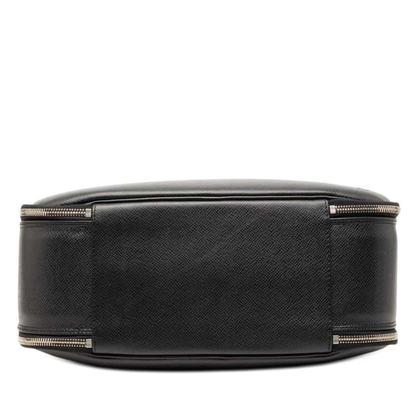 Louis Vuitton Taiga Tura Black Leather Very good condition - Inside View