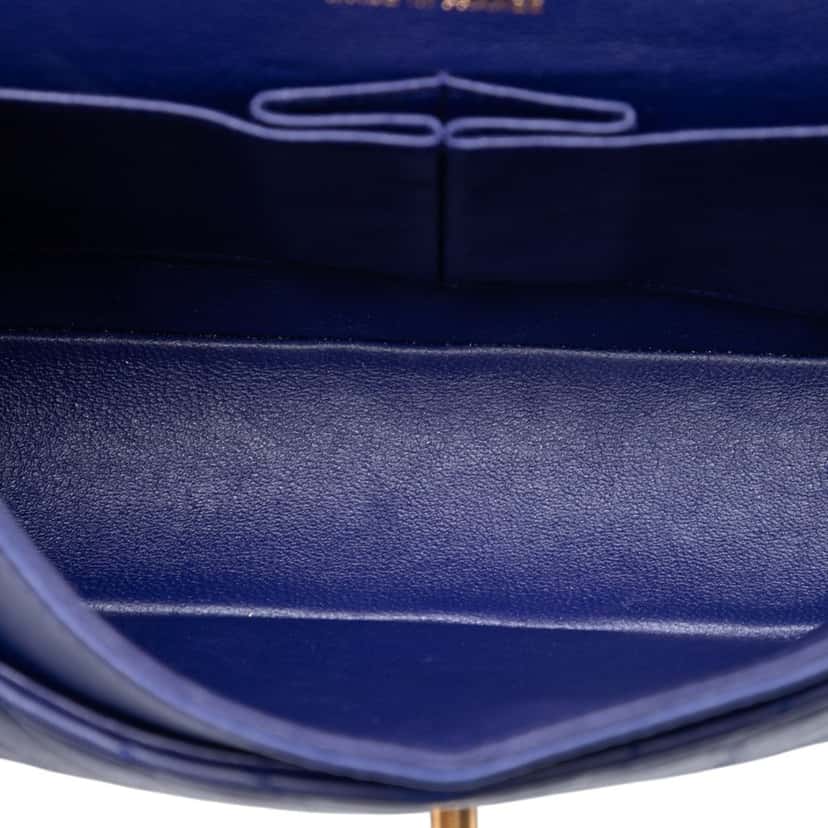 Chanel Medium Classic Chevron Lambskin Double Flap Blue Leather Very good condition - Model View