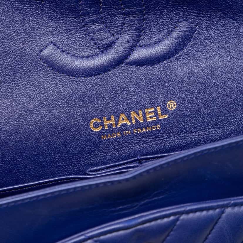 Chanel Medium Classic Chevron Lambskin Double Flap Blue Leather Very good condition - Box View