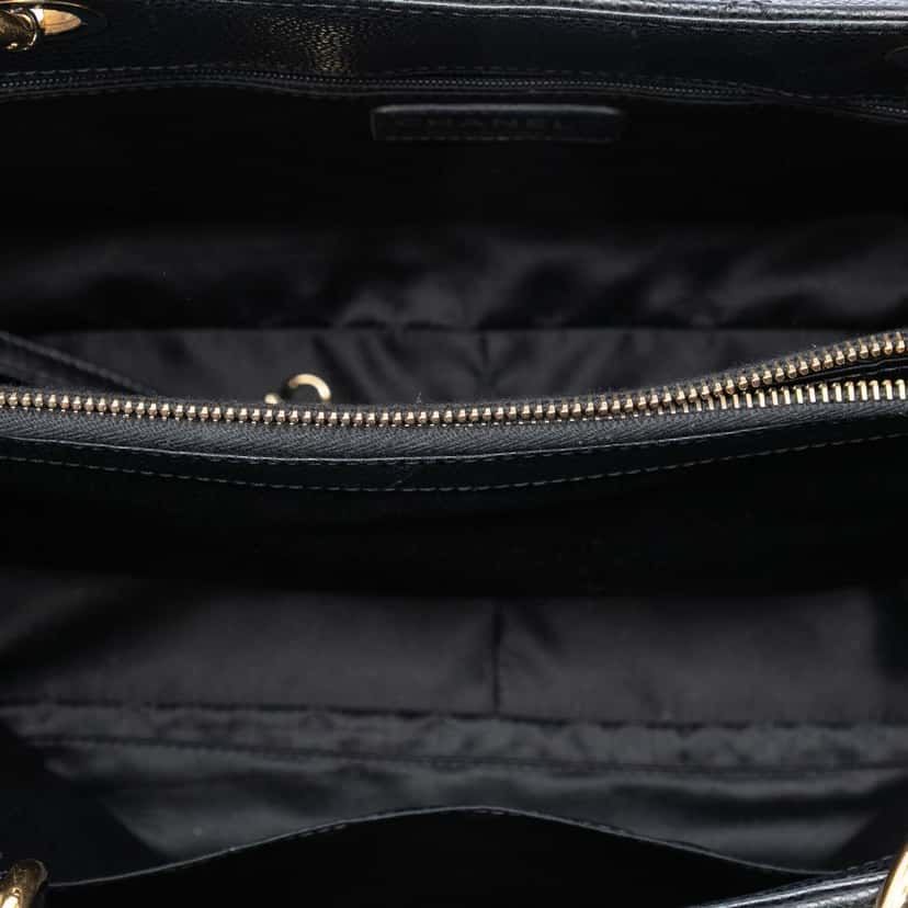 Chanel Caviar Grand Shopping Tote Black Leather Very good condition - Model View