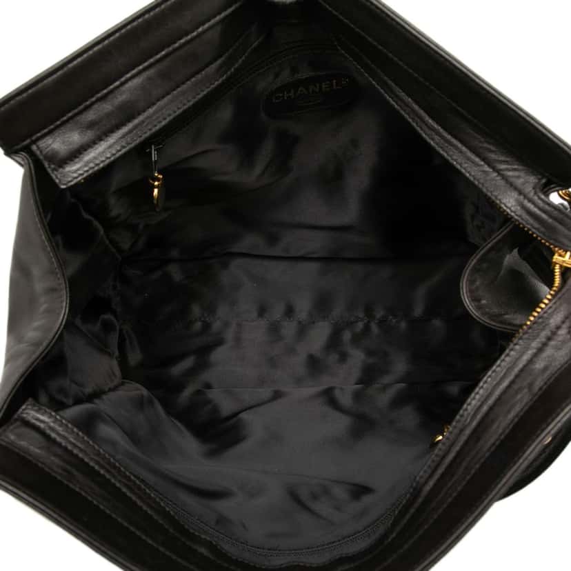Chanel CC Caviar Chain Tote Black Leather Very good condition - Model View