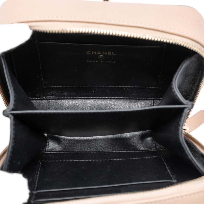 Chanel Mini Caviar CC Filigree Crossbody Pink Leather Very good condition - Model View