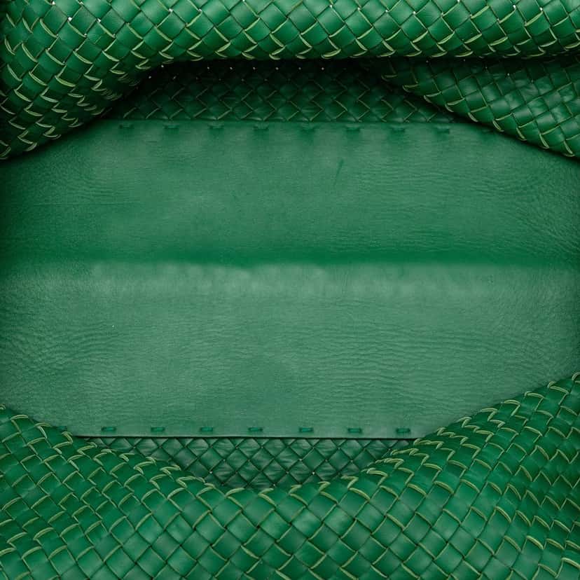 Bottega Veneta Limited Edition Large Lambskin Intreccio Cabat Tote Green Leather Very good condition - Model View