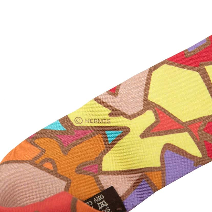 Hermès Graff Graffiti Silk Twilly Scarf Pink Very good condition - Model View