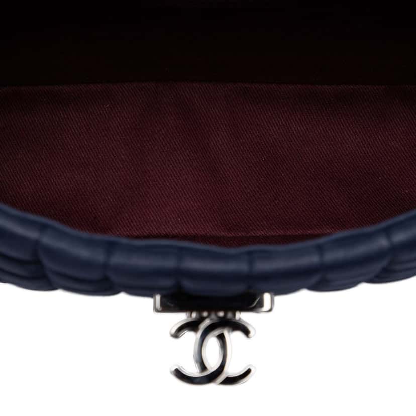 Chanel Chocolate Bar Iridescent Calfskin Bubble Flap Blue Leather Very good condition - Model View