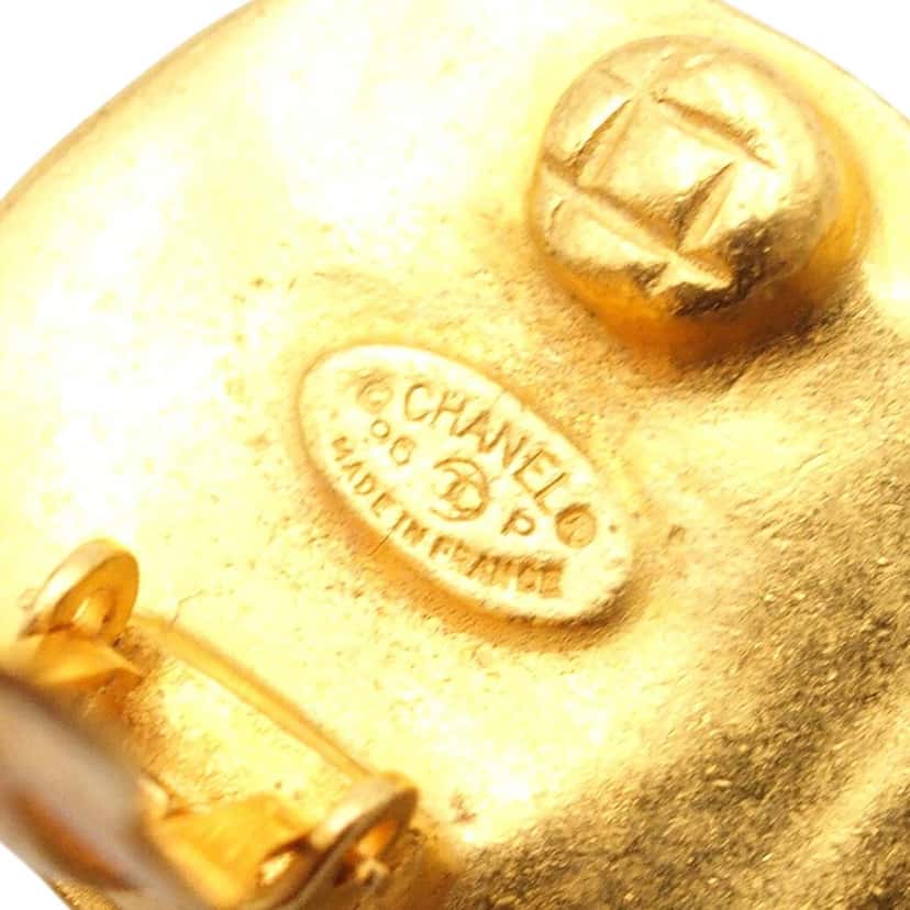 Chanel CC Gold Plated Round Clip On Earrings Gold Metal Very good condition - Box View