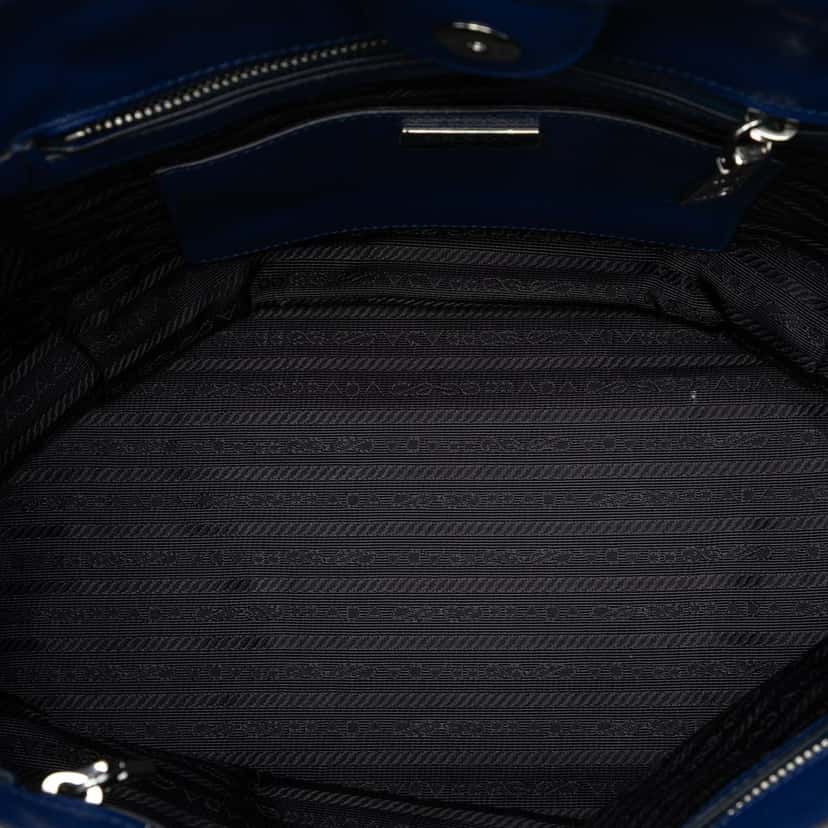 Prada Saffiano Soft Shopping Tote Blue Leather Very good condition - Model View