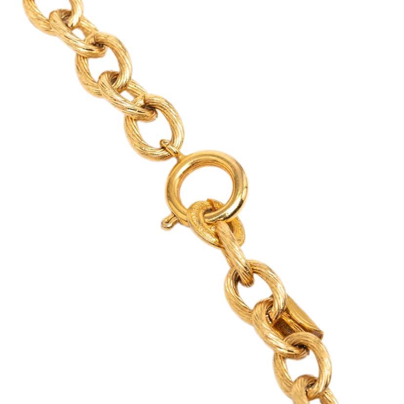 Chanel CC Gold Plated Round Pendant Necklace Gold Metal Very good condition - Model View
