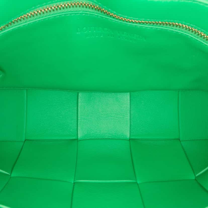 Bottega Veneta Patent Intrecciato Cassette Crossbody Green Leather Very good condition - Model View