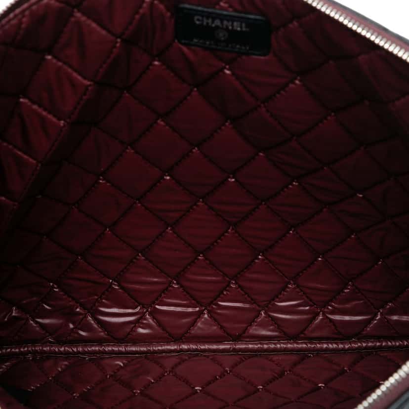Chanel Large Quilted Lambskin O Case Clutch Black Leather Very good condition - Model View