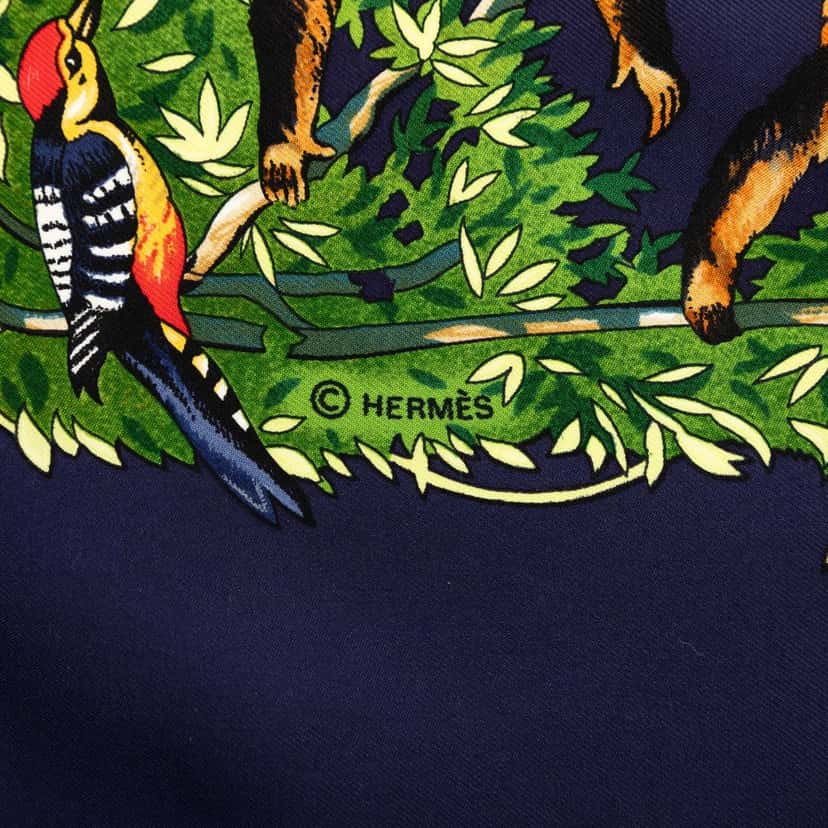 Hermès Sichuan Silk Scarf 90 Green Very good condition - Model View