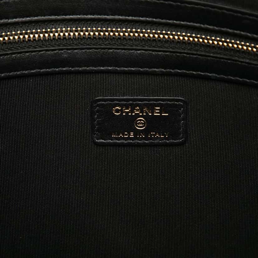 Chanel Large Chevron Iridescent Caviar Boy O Case Clutch Black Leather Very good condition - Box View