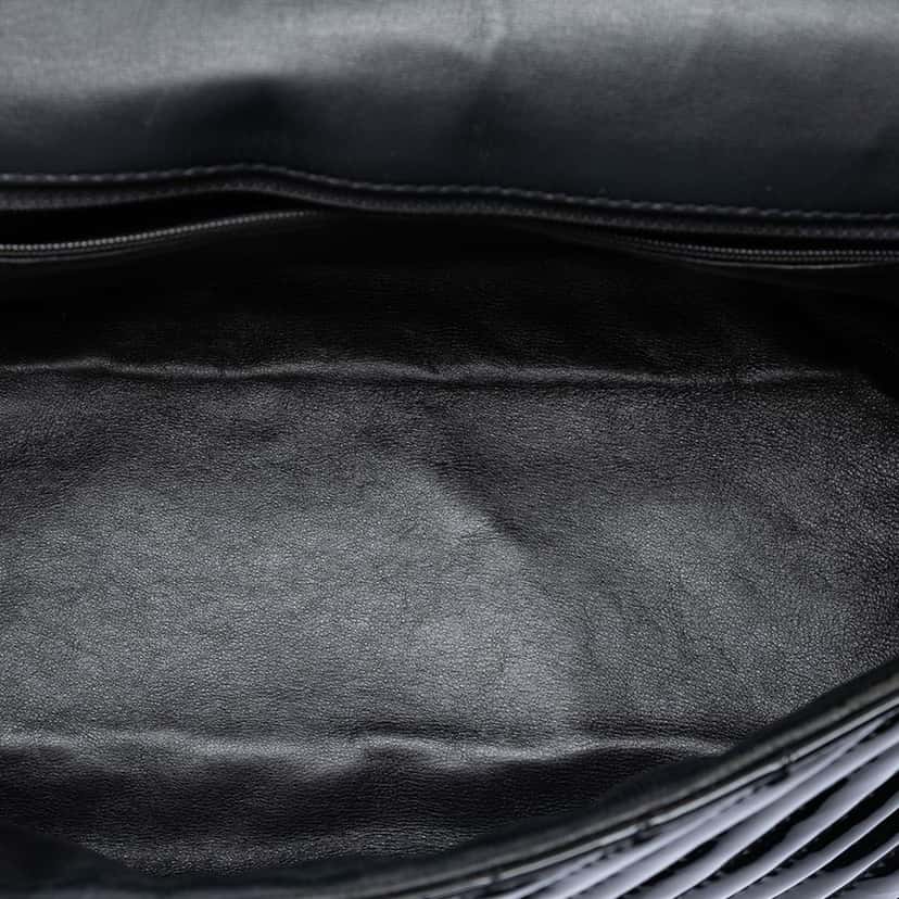 Chanel CC Chevron Patent Accordion Flap Black Leather Very good condition - Model View