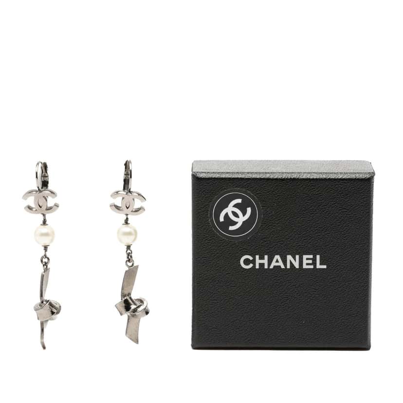 Chanel CC Brass Plated Faux Pearl Ribbon Knot Dangle Earrings Silver Metal Very good condition - Model View