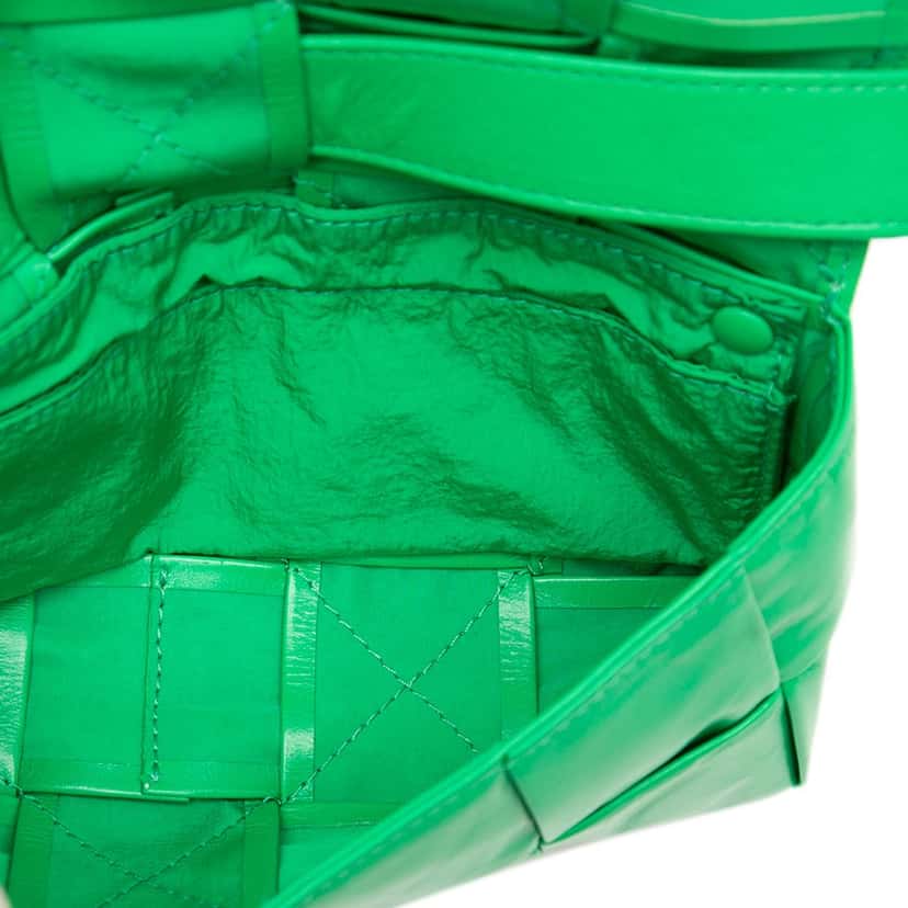 Bottega Veneta Mini Paper Calfskin Intrecciato Cassette Belt Bag Green Leather Very good condition - Model View