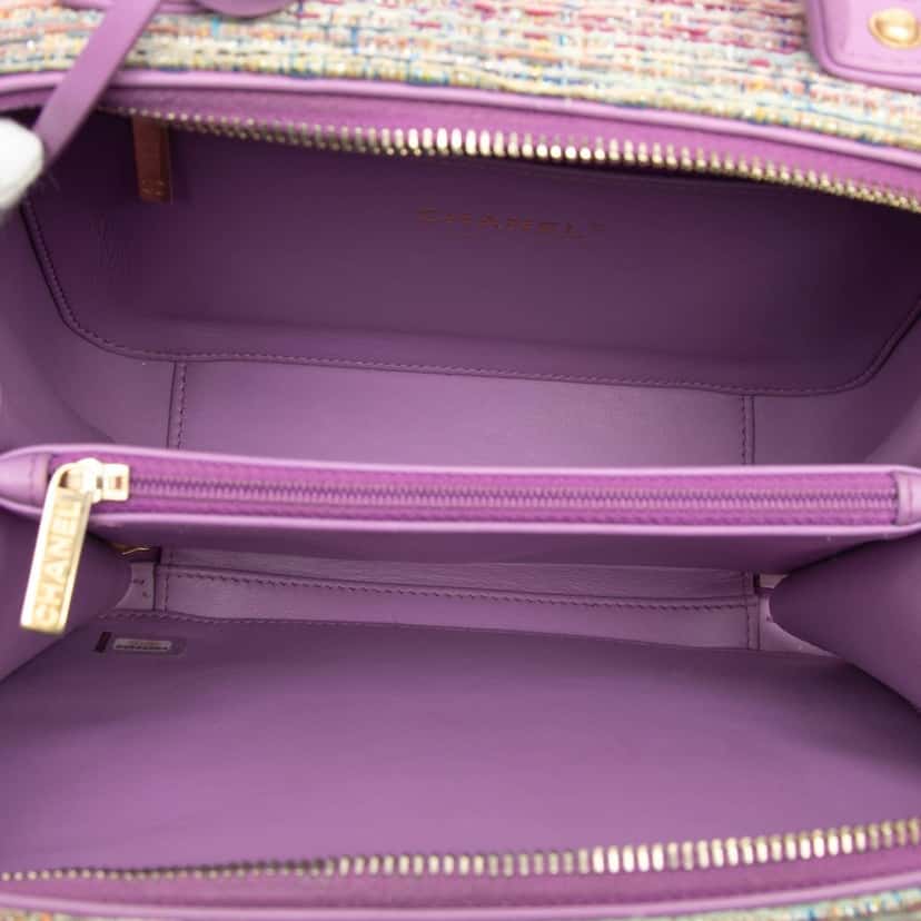 Chanel Medium Tweed CC Filigree Vanity Case Purple Very good condition - Model View