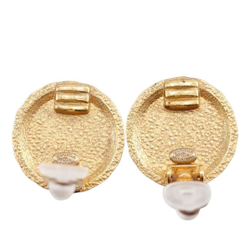 Chanel CC Gold Plated Flower Clip On Earrings Gold Metal Very good condition - Model View