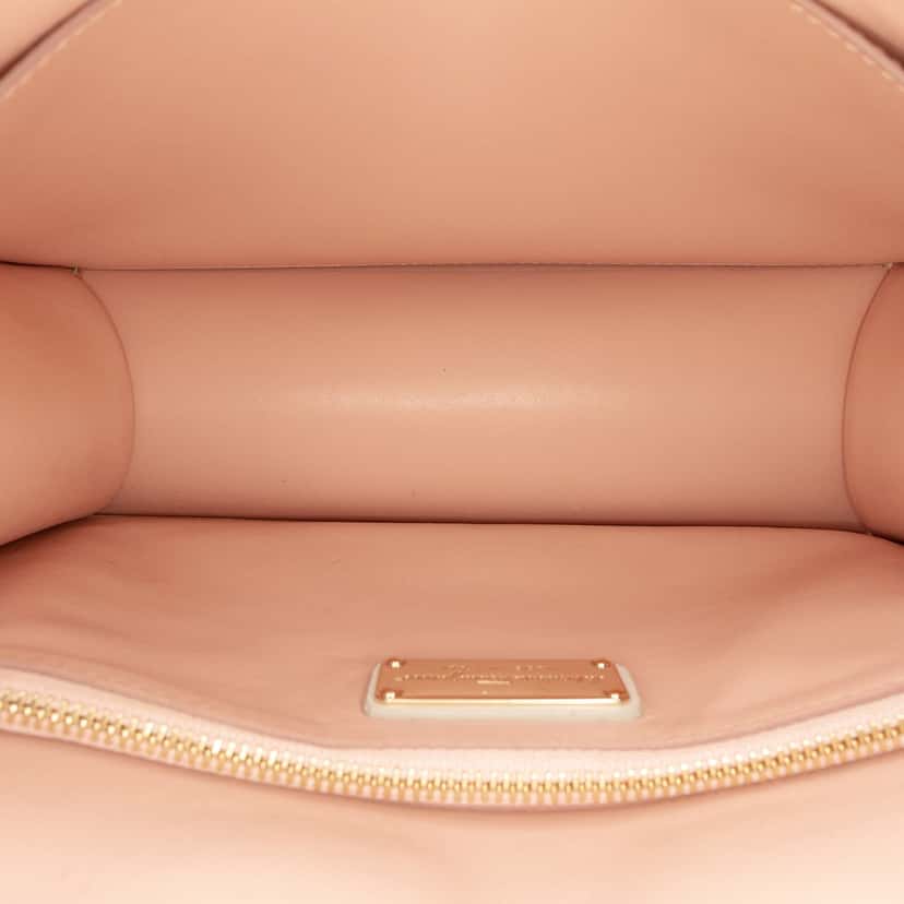 Salvatore Ferragamo Leather Vara Bow Chain Crossbody White Leather Very good condition - Model View