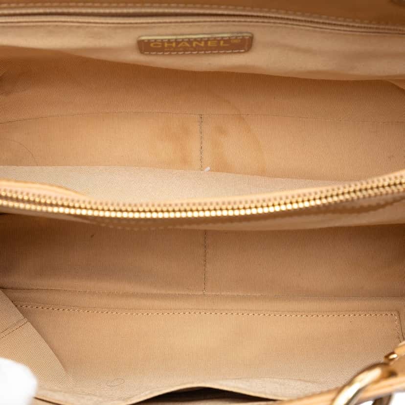 Chanel Caviar Grand Shopping Tote Beige Leather Very good condition - Model View