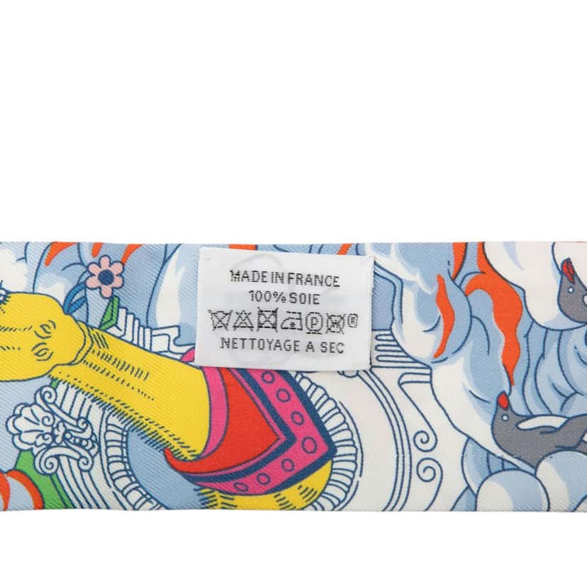 Hermès Sur Mon Nuage Silk Twilly Scarf Pink Very good condition - Model View