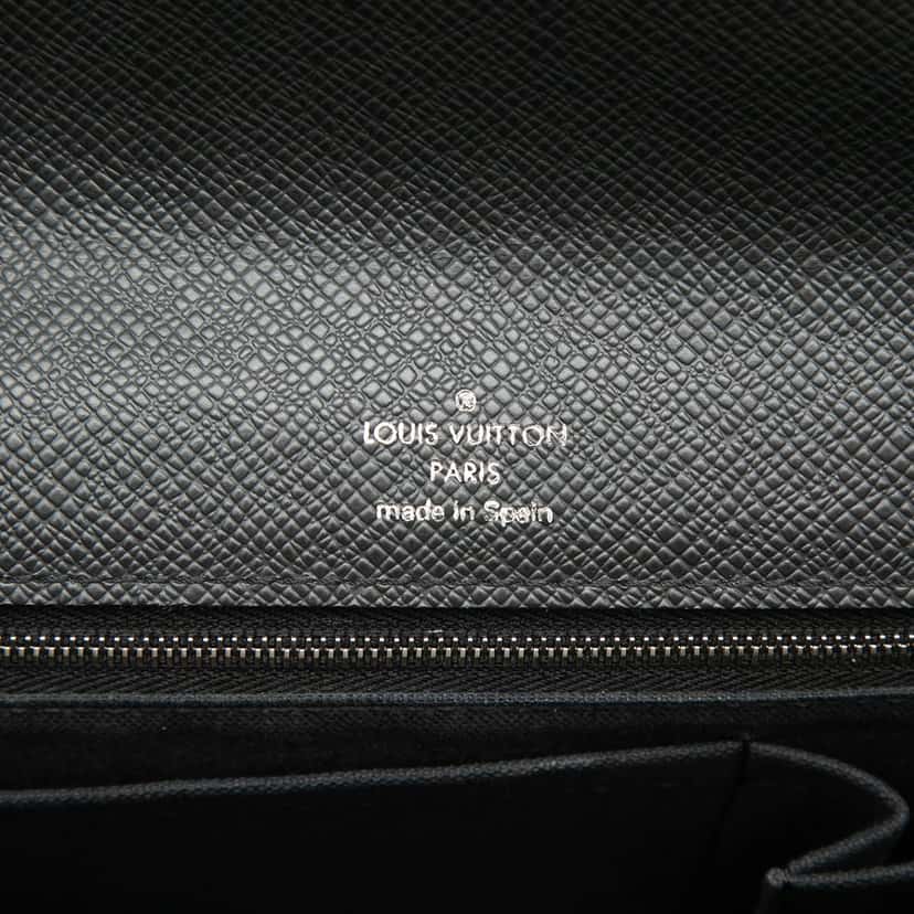 Louis Vuitton Taiga Belaia Clutch Black Leather Very good condition - Box View
