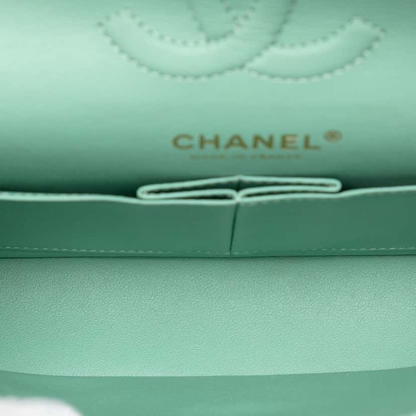 Chanel Small Classic Lambskin Double Flap Green Leather Good condition - Model View