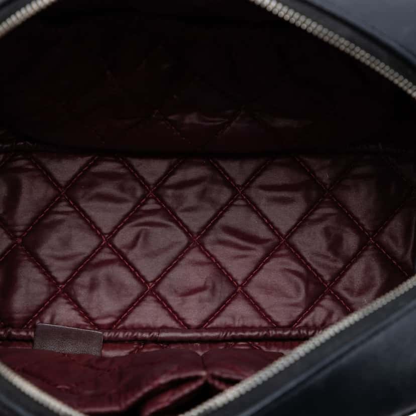 Chanel Medium Curvy Cosmetic Pouch Black Leather Very good condition - Model View