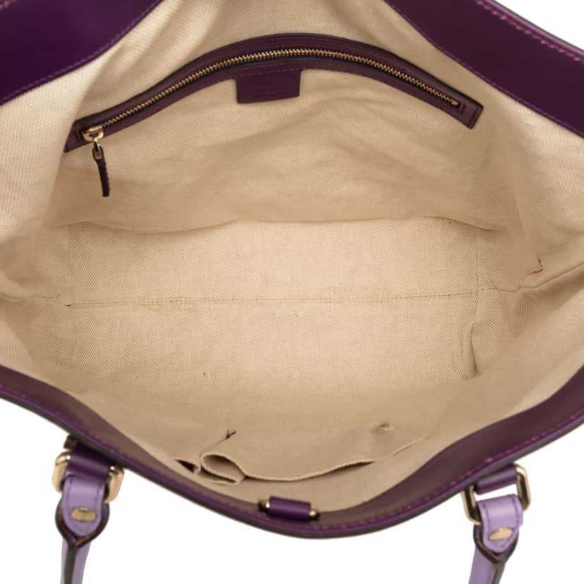 Gucci GG Canvas Tote Beige Very good condition - Model View