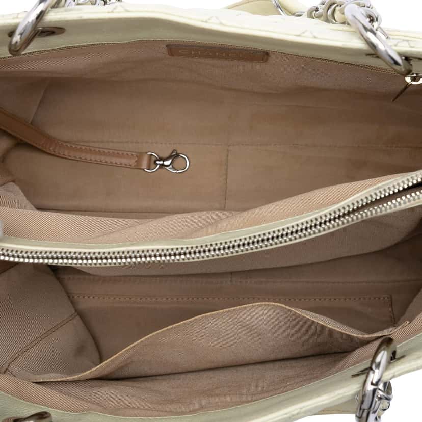 Chanel Caviar Grand Shopping Tote White Leather Very good condition - Model View