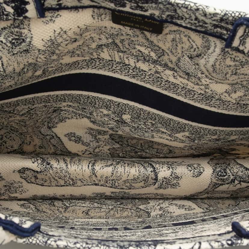Dior Large Canvas Embroidered Dioriviera Toile De Jouy Book Tote Blue Very good condition - Model View