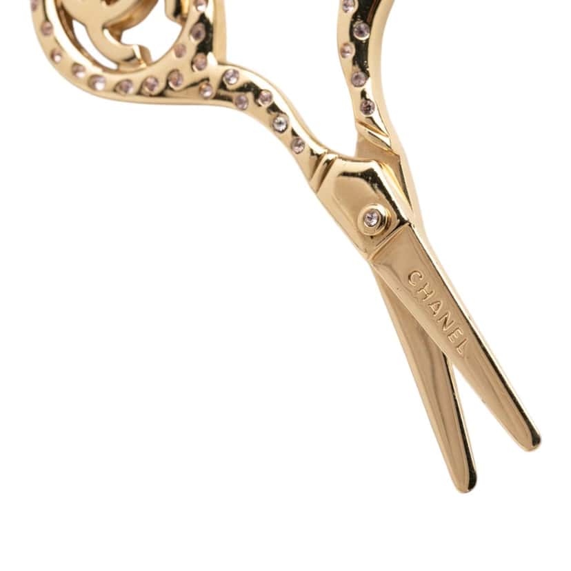 Chanel CC Gold Plated Strass Scissor Pendant Necklace Gold Metal Very good condition - Model View