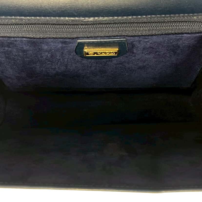 Gucci Leather Flap Crossbody Black Leather Very good condition - Model View