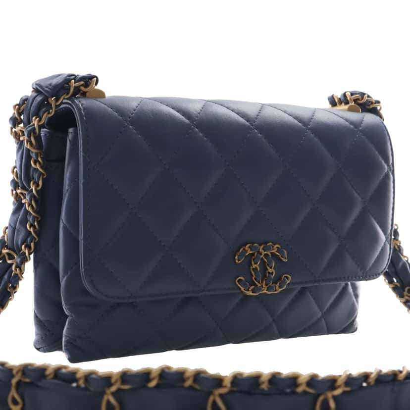 Chanel Medium Quilted Calfskin 19 Flap Blue Leather Very good condition - Back View
