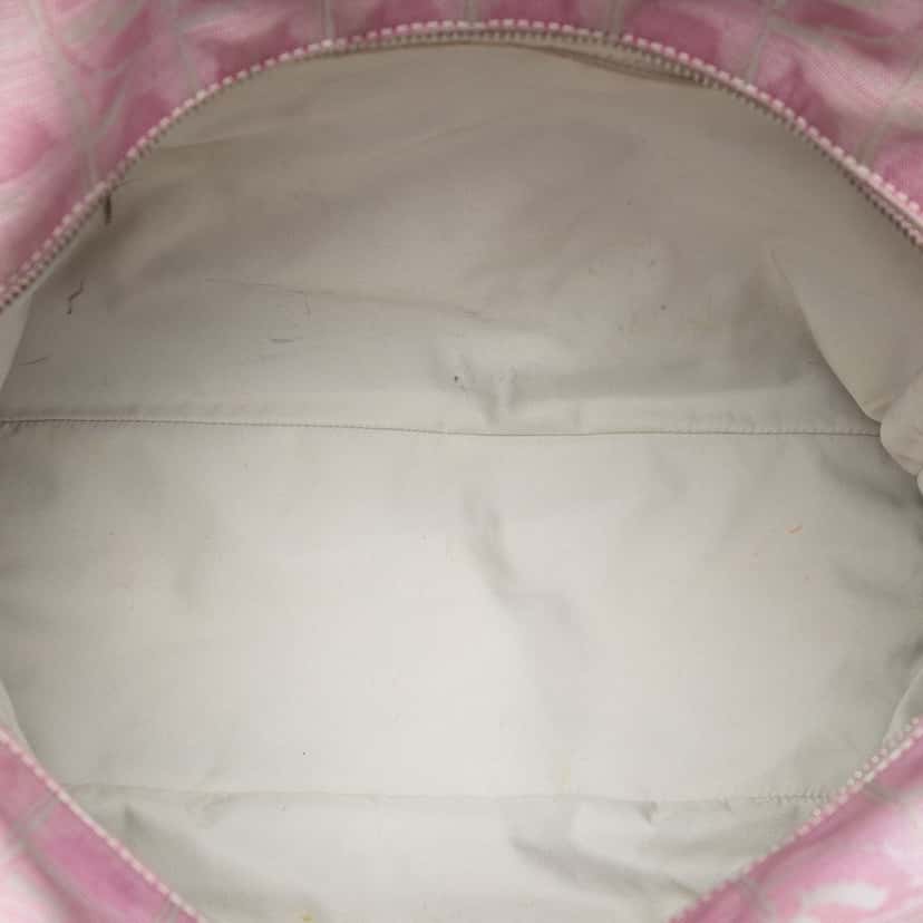 Chanel New Travel Line Nylon Tote Pink Very good condition - Model View