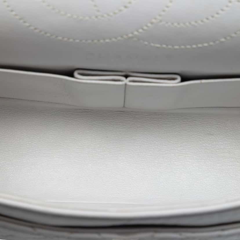 Chanel Quilted Aged Calfskin Reissue 2.55 Double Flap 225 White Leather Very good condition - Model View