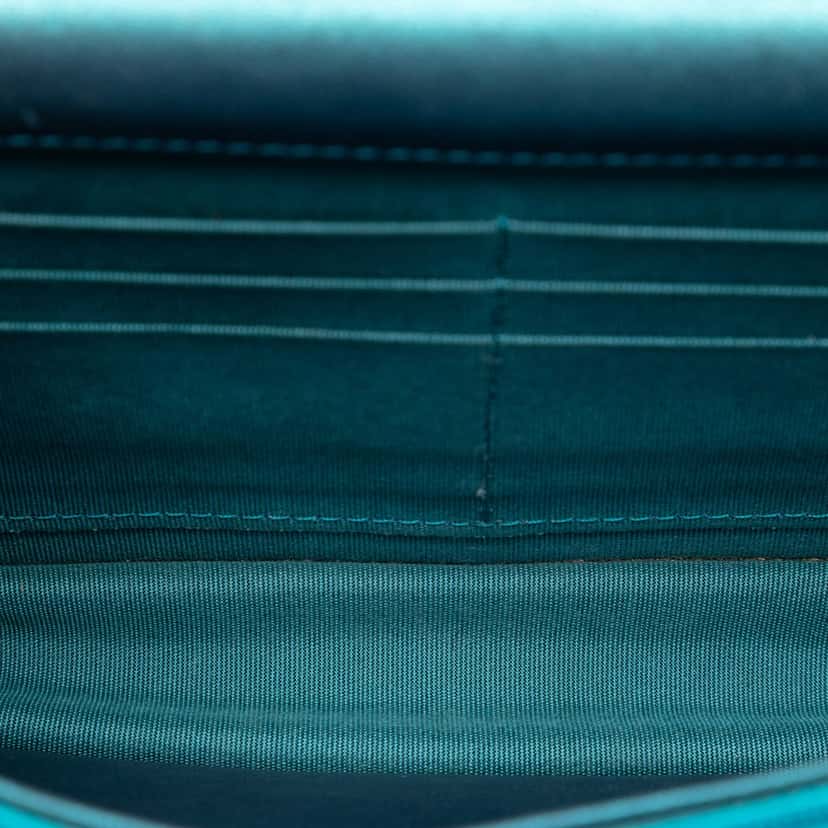 Chanel CC Quilted Metallic Lambskin Wallet On Chain Blue Leather Very good condition - Model View