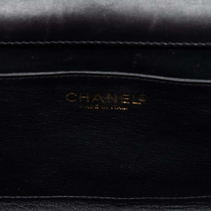Chanel Chocolate Bar Patent Clutch Black Leather Very good condition - Model View