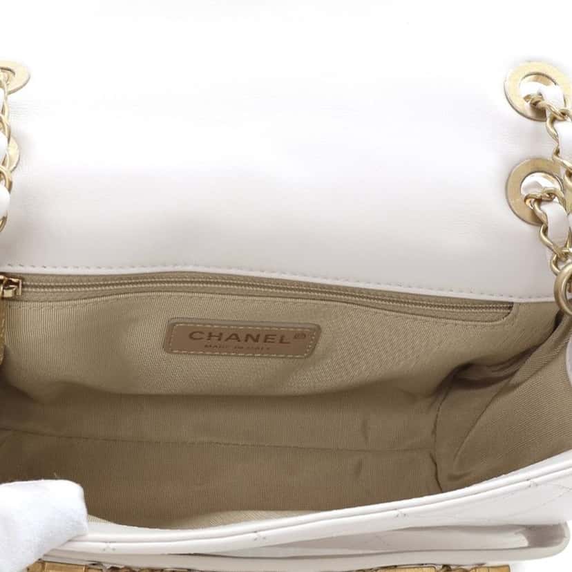 Chanel Medium Quilted Calfskin Logo Enchained Flap White Leather Very good condition - Model View