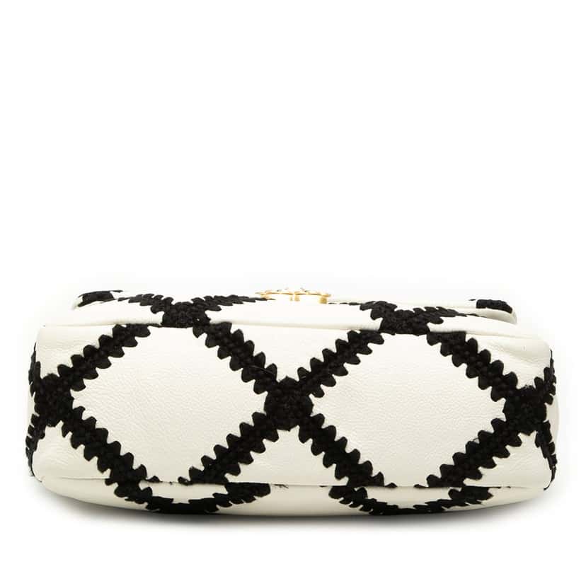 Chanel Medium Crochet Calfskin 19 Flap White Leather Very good condition - Inside View