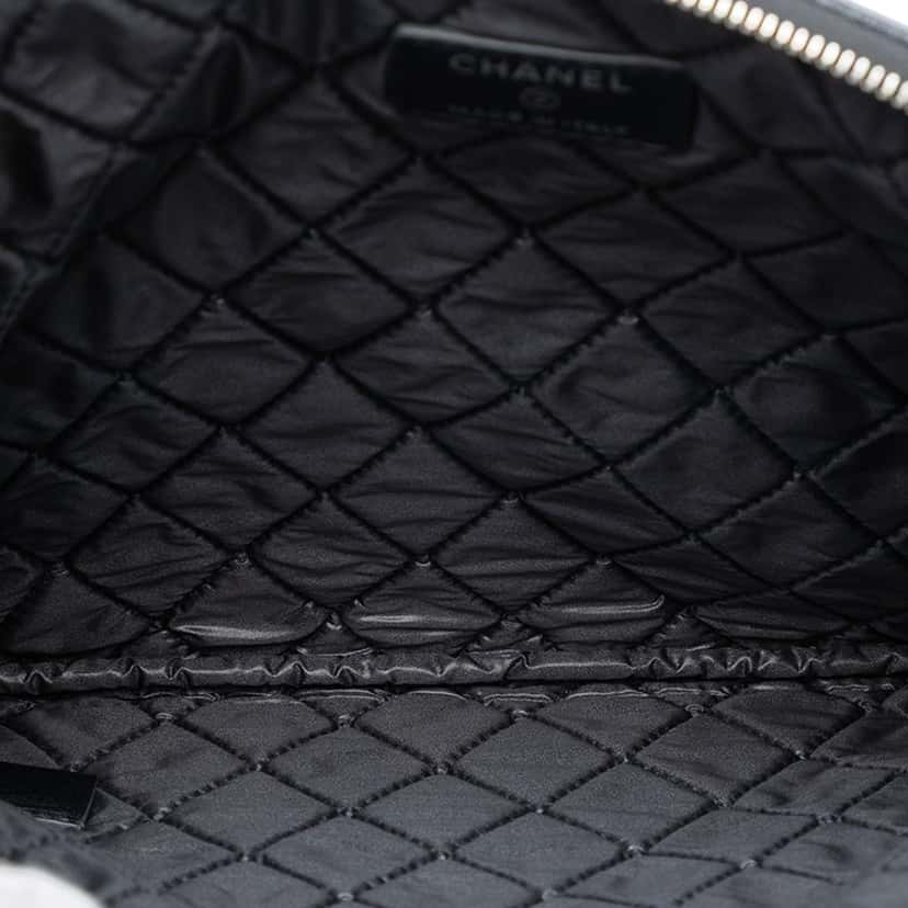 Chanel Medium CC Quilted Caviar O Case Clutch Black Leather Very good condition - Model View